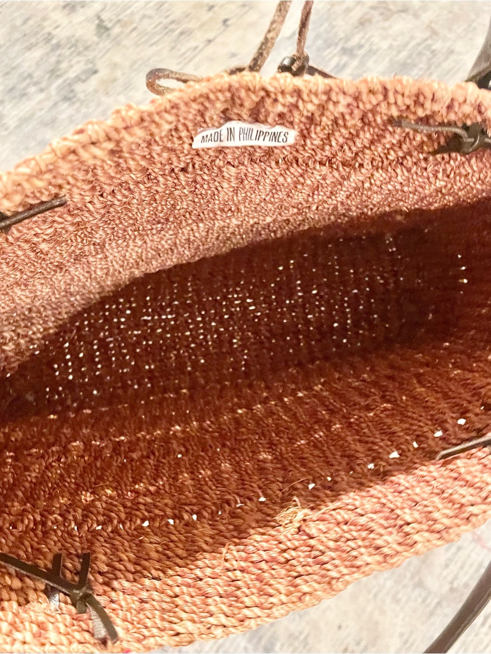 Woven Straw Tote Bag w/Brown Leather Handles Toggle Button Natural/Rosewood- EUC - Picture 4 of 10
